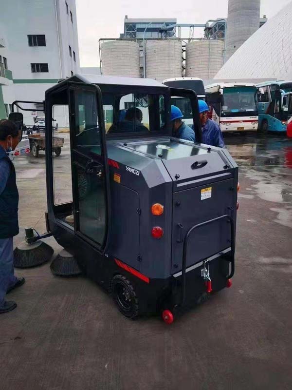 揚(yáng)子清潔設(shè)備掃地車(chē)S10